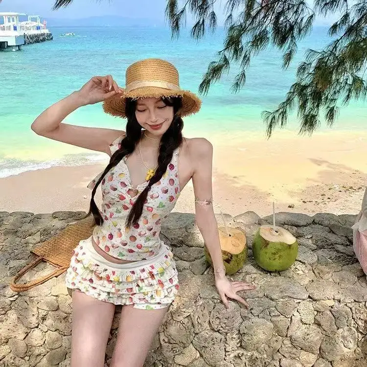 

Женский купальник-бикини с цветочным принтом: утягивающий топ, накидка, консервативные плавки, милый дизайн для отдыха на горячих источниках, V-образный вырез, раздельный крой