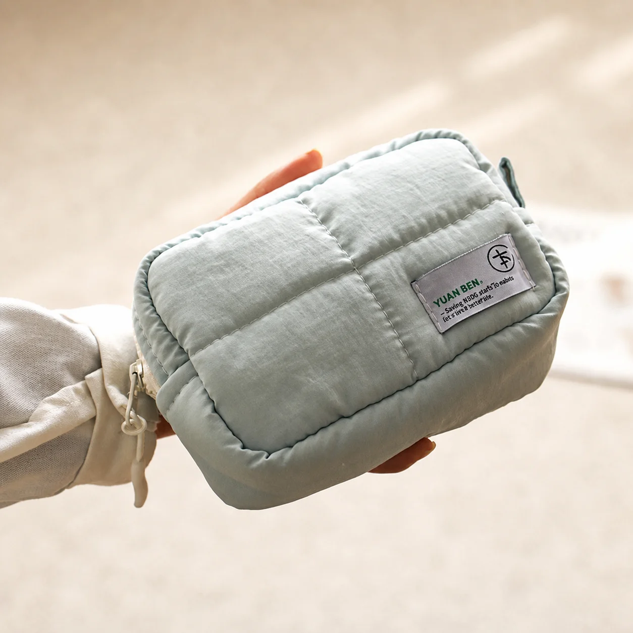 Women Lightweight Quilted Makeup Storage Bag Aesthetic Cosmetic Holder Bag Waterproof Puffer Cosmetic Pouch Outdoor Travel Bag