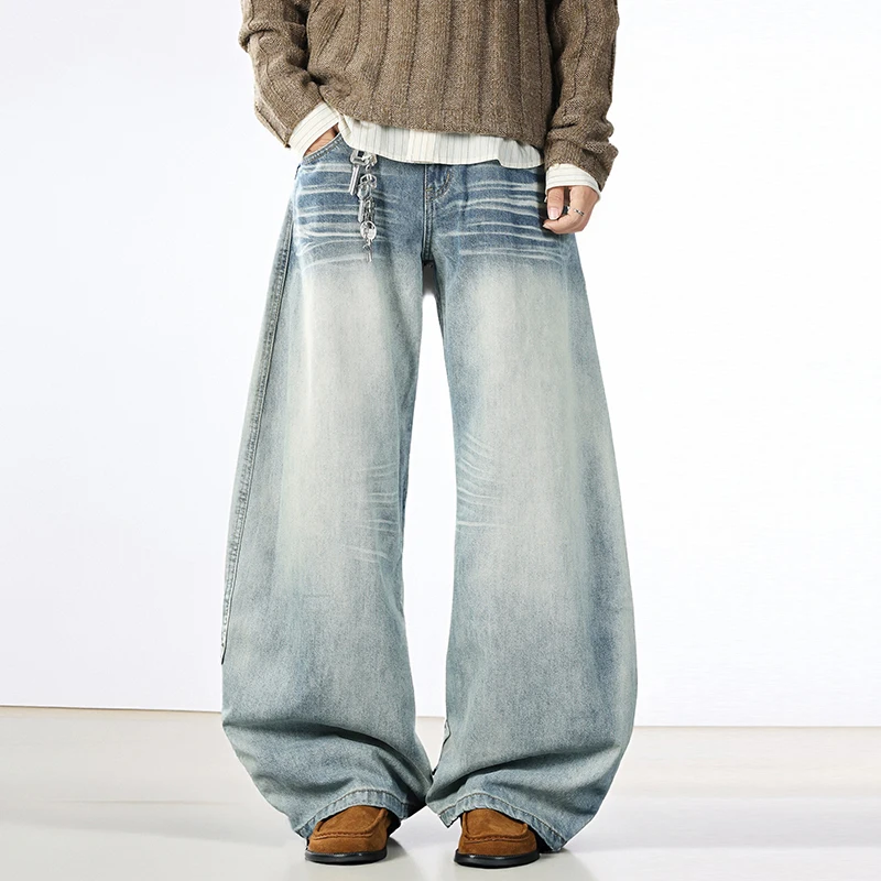 

Мужские джинсы в корейском стиле с эффектом потертости, контрастными вставками, широкими штанинами, свободного прямого кроя, стильные