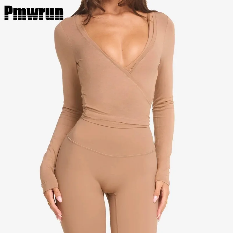 

PMWRUIN 3-х предметный костюм для йоги для женщин с запахом - дизайнерский топ с длинными рукавами и шорты, дышащая эластичная одежда для бега в тренажерном зале, йоге