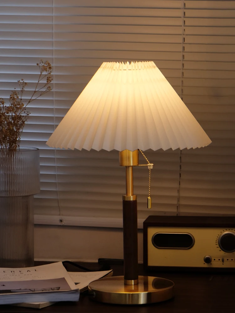 

Bedside lamp Table lamp Simple modern high-end bedroom study Warm French American light luxury retro atmosphere lamp