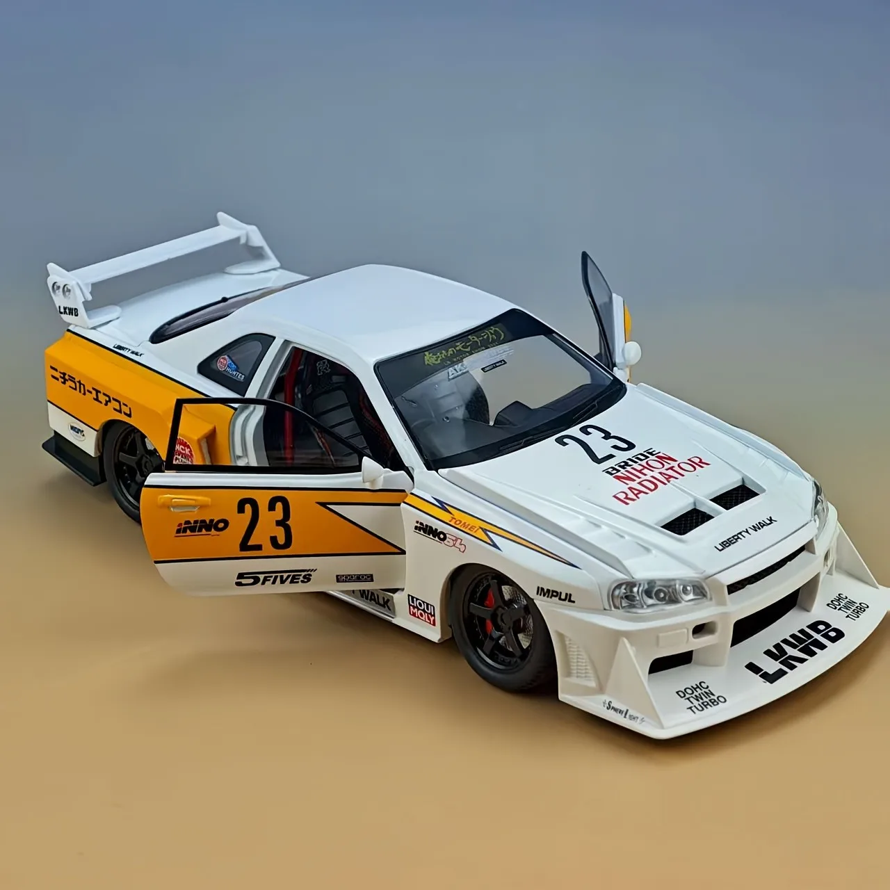 Wit, voorgebouwd gegoten voertuigmodel op schaal 1:24, legeringsauto, meerdere openingen, geschikt voor cadeau of display.