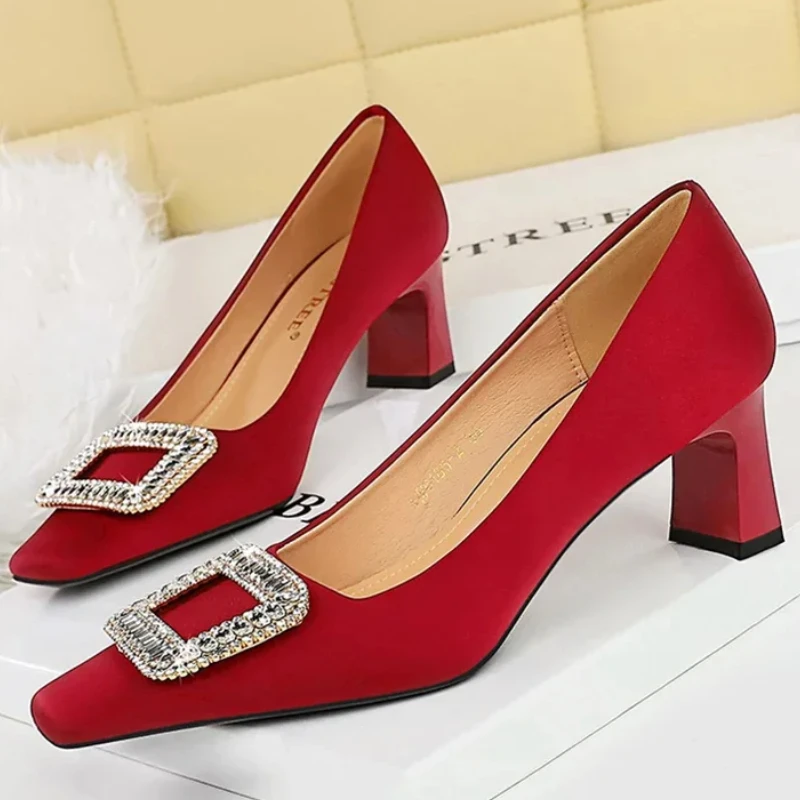 Nuove donne comode 6cm Block tacchi alti lavoro quotidiano décolleté in raso di seta Lady Luxury Metal Crystal Buckle scarpe con punta quadrata poco