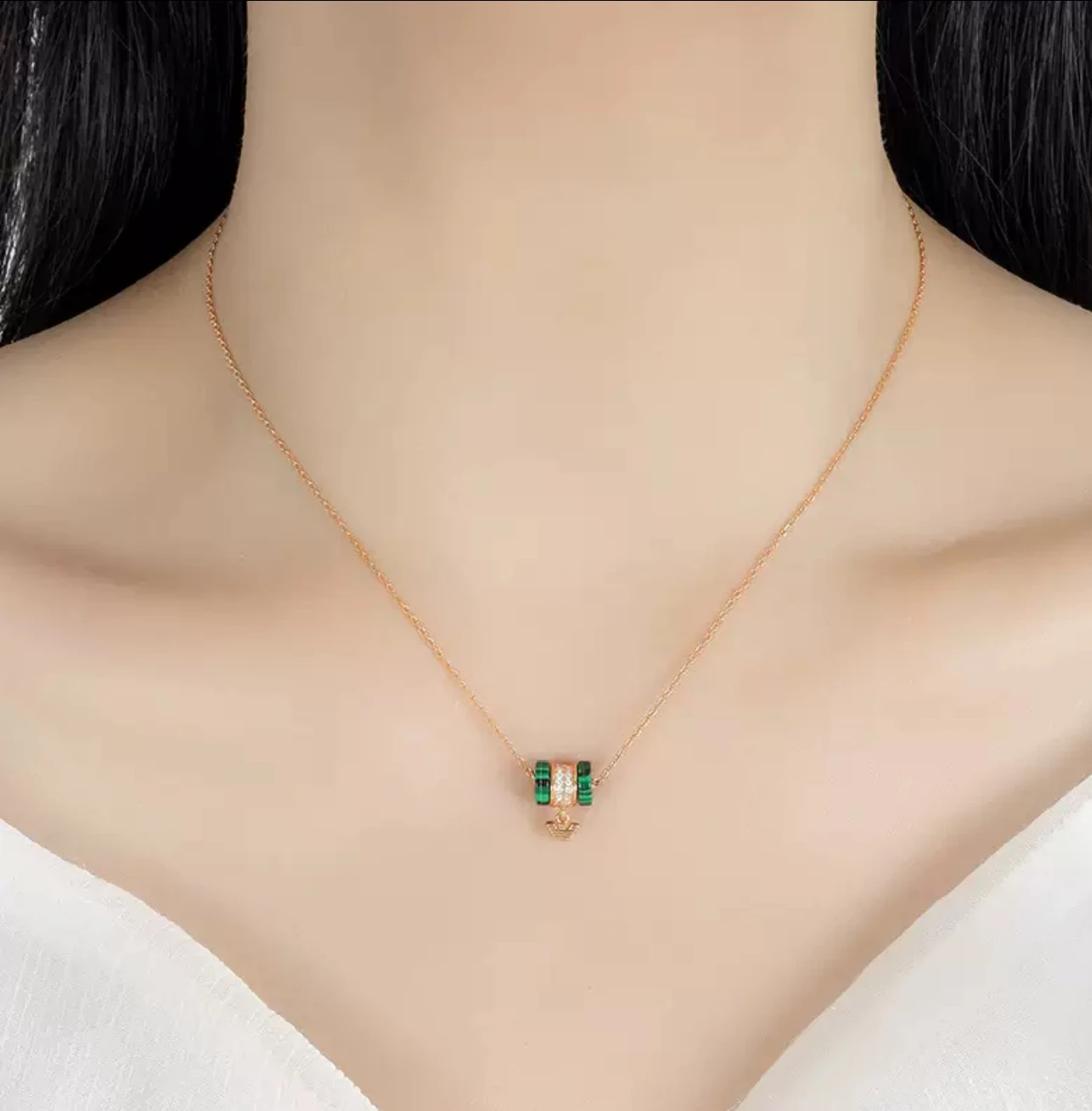 

The 2025 new rmani Ajmani small waist malachite necklace for women is a light luxury, fashionable, versatile and elegant gift fo