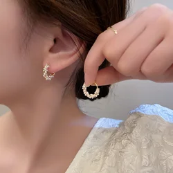 Pendientes de perlas circulares de temperamento Simple para mujer, pendientes versátiles pequeños de moda, joyería coreana, nuevo, 2024