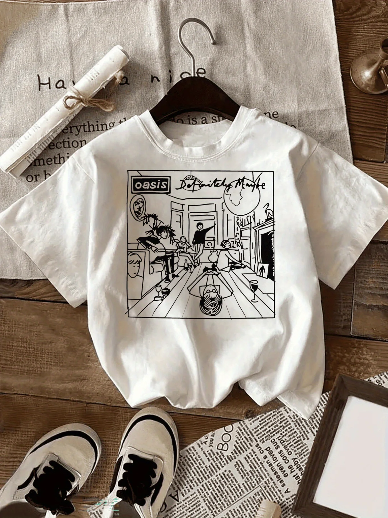 

Женская футболка Oasis Graphic — повседневный топ с круглым вырезом и короткими рукавами с принтом пляжной сцены, удобный и классический дизайн для повседневного использования