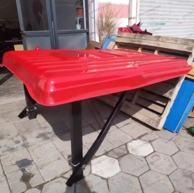 

Трактор с кронштейном для крепления тента, навеса или ветрозащитного козырька