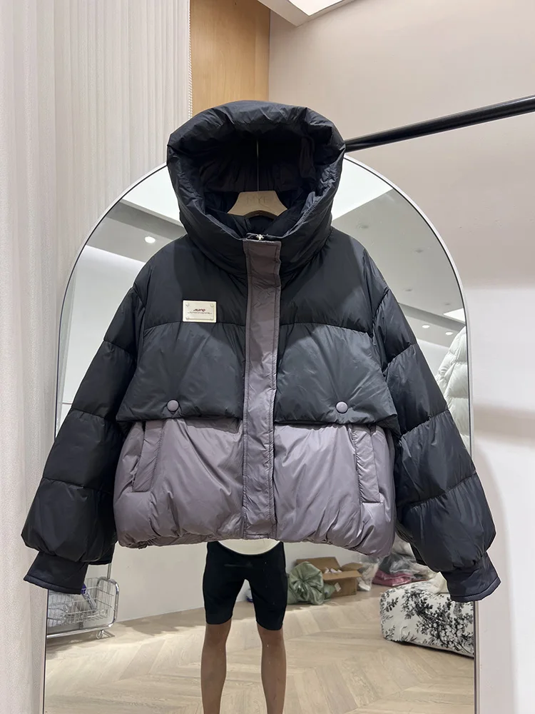 سترة نسائية بغطاء للرأس بألوان محظورة طراز قصير لشتاء 2025 موضة جديدة تصميم زر خلفي سترة بيضاء من أسفل البط