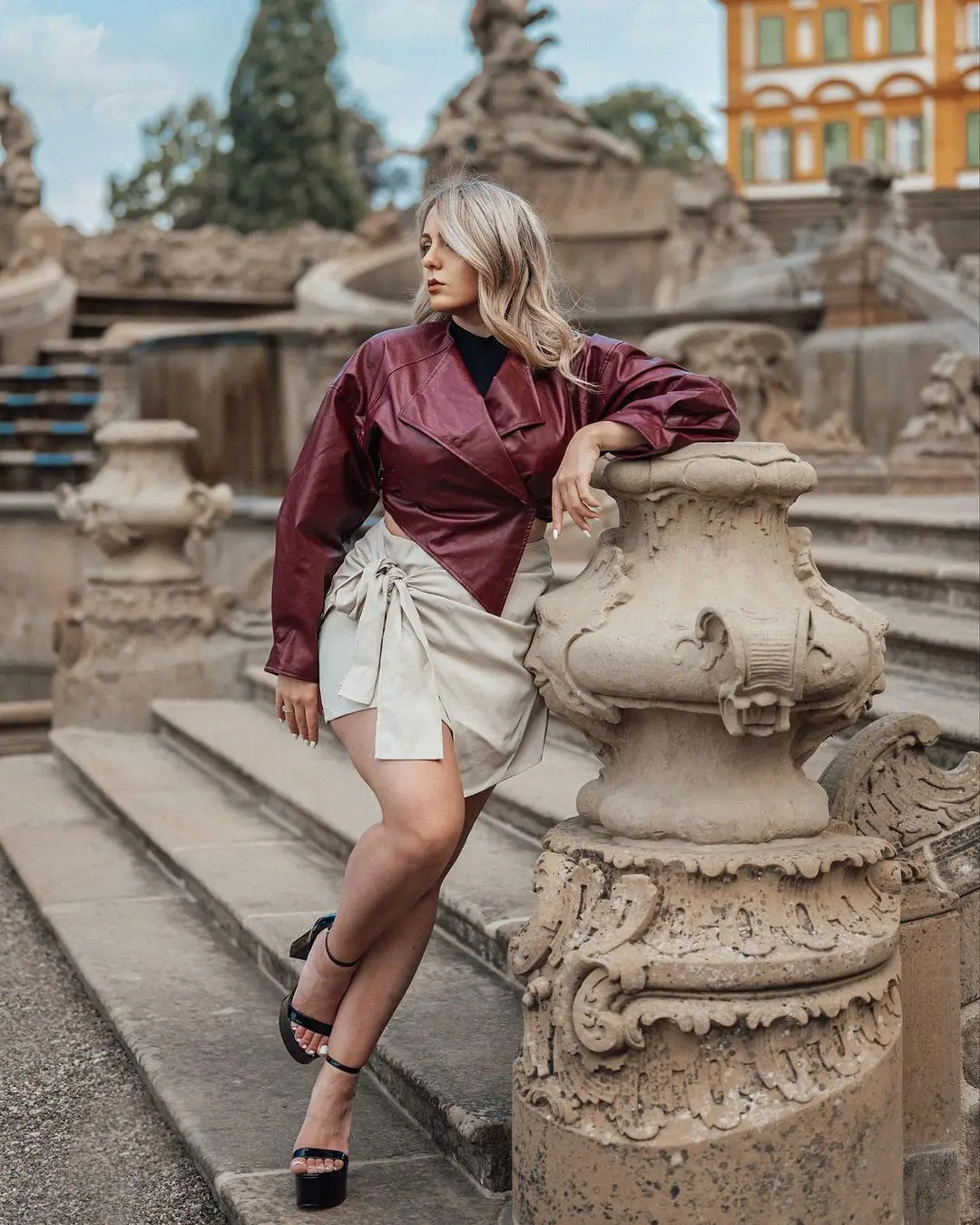 Damska krótka skórzana kurtka z nieregularnym dołem, bordowa, z klapami, długie rękawy, dekolt w serek, krótkie kurtki typu bucket, moda uliczna damska 2025