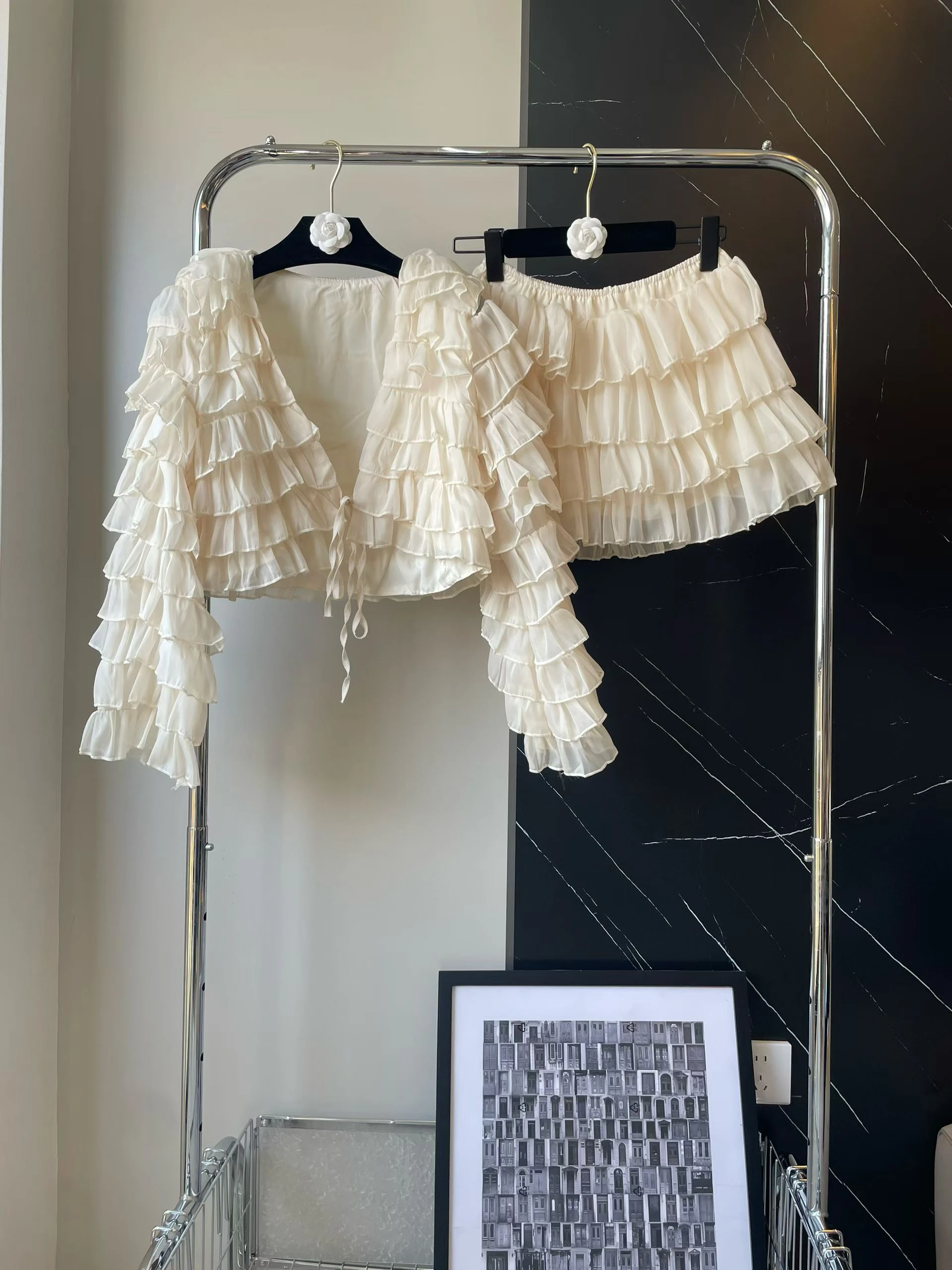 

Женский комплект из двух предметов: топ с V-образным вырезом и длинными рукавами + юбка А-силуэта с многослойными оборками для весны и лета, уличный стиль, для отпуска и пляжа