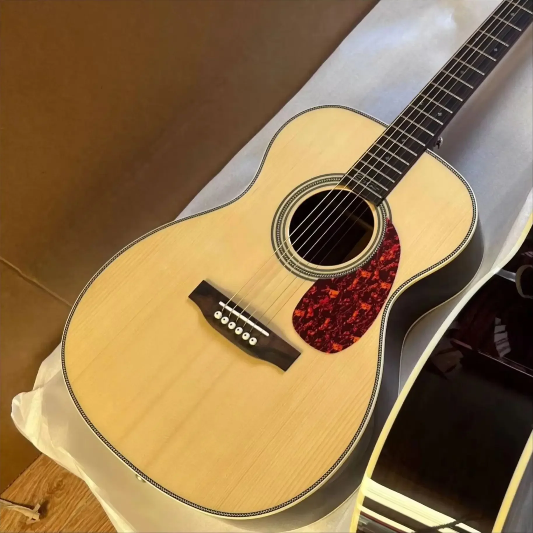 00028 Acoustic Guitar with Spruce Top Symmetrical Design and Upgraded 6-string Accessories Suitable for Performance and Playing