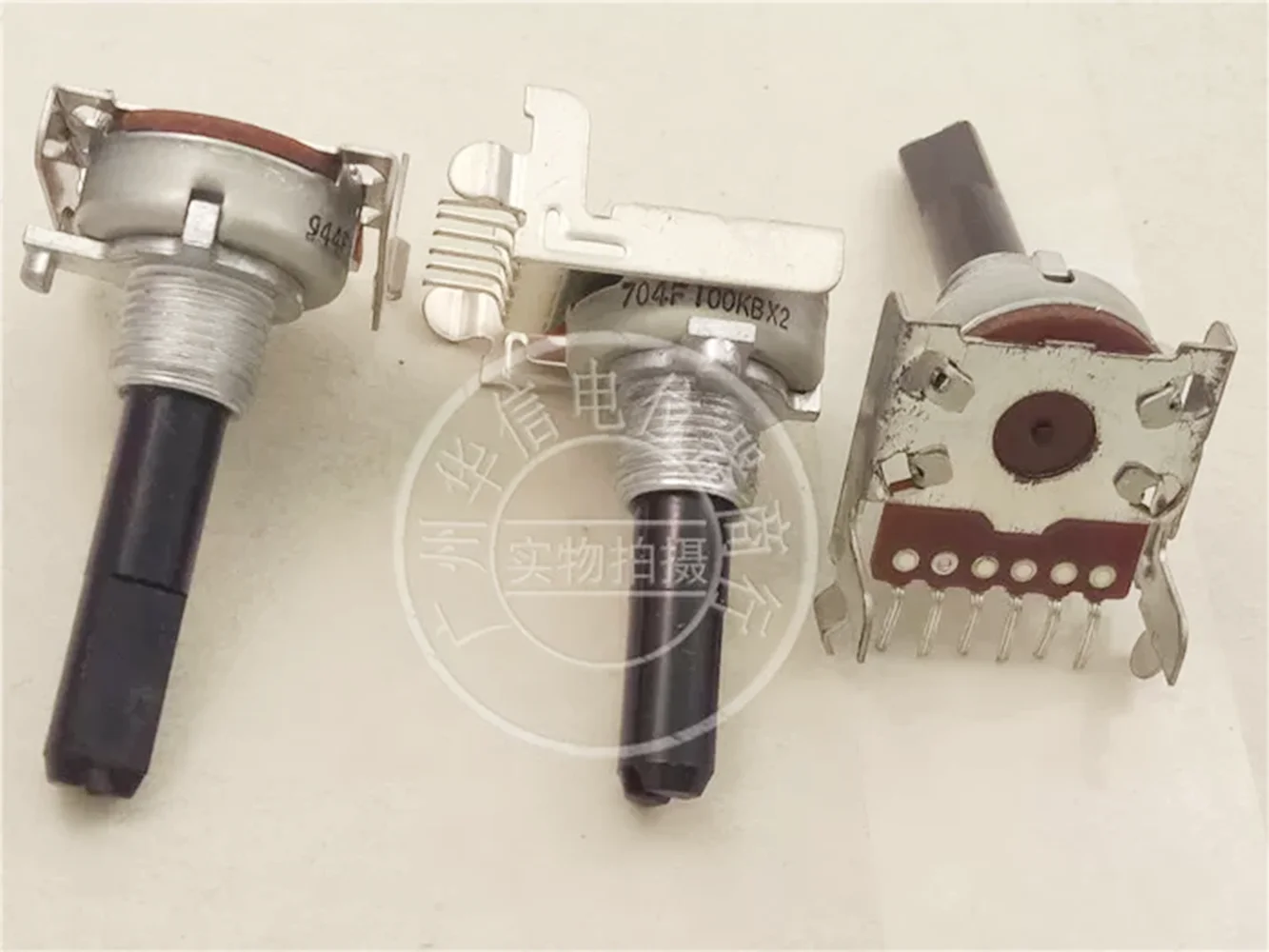 

Оригинальный новый 100% тип 161, горизонтальный двойной потенциометр A50K, длина ручки 30MMF B100K 25MMF 6pin (ПЕРЕКЛЮЧАТЕЛЬ)