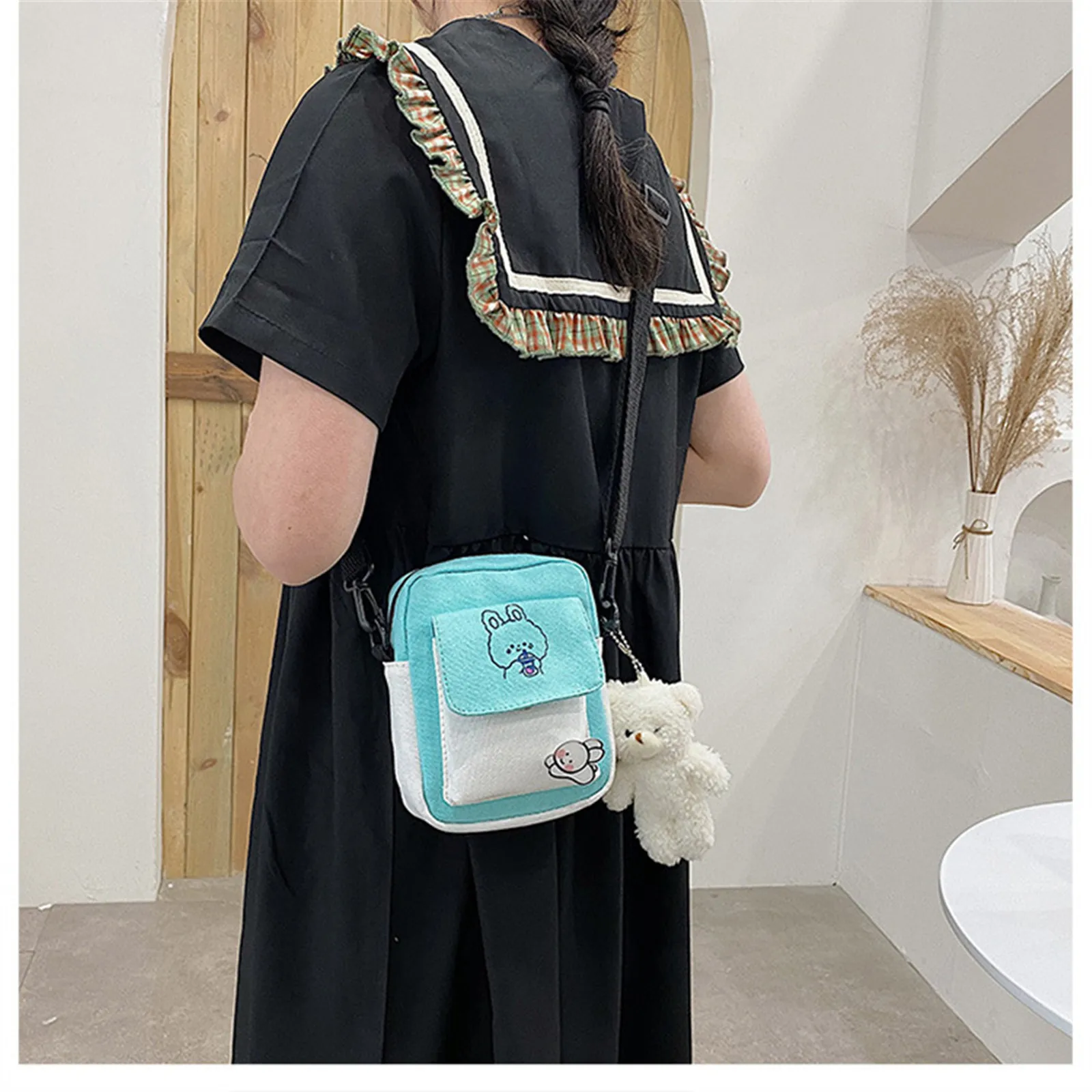 Bolso de hombro de lona para mujer, bandolera de moda coreana para estudiantes, bolso cruzado pequeño con colgante e Insignia, 2024