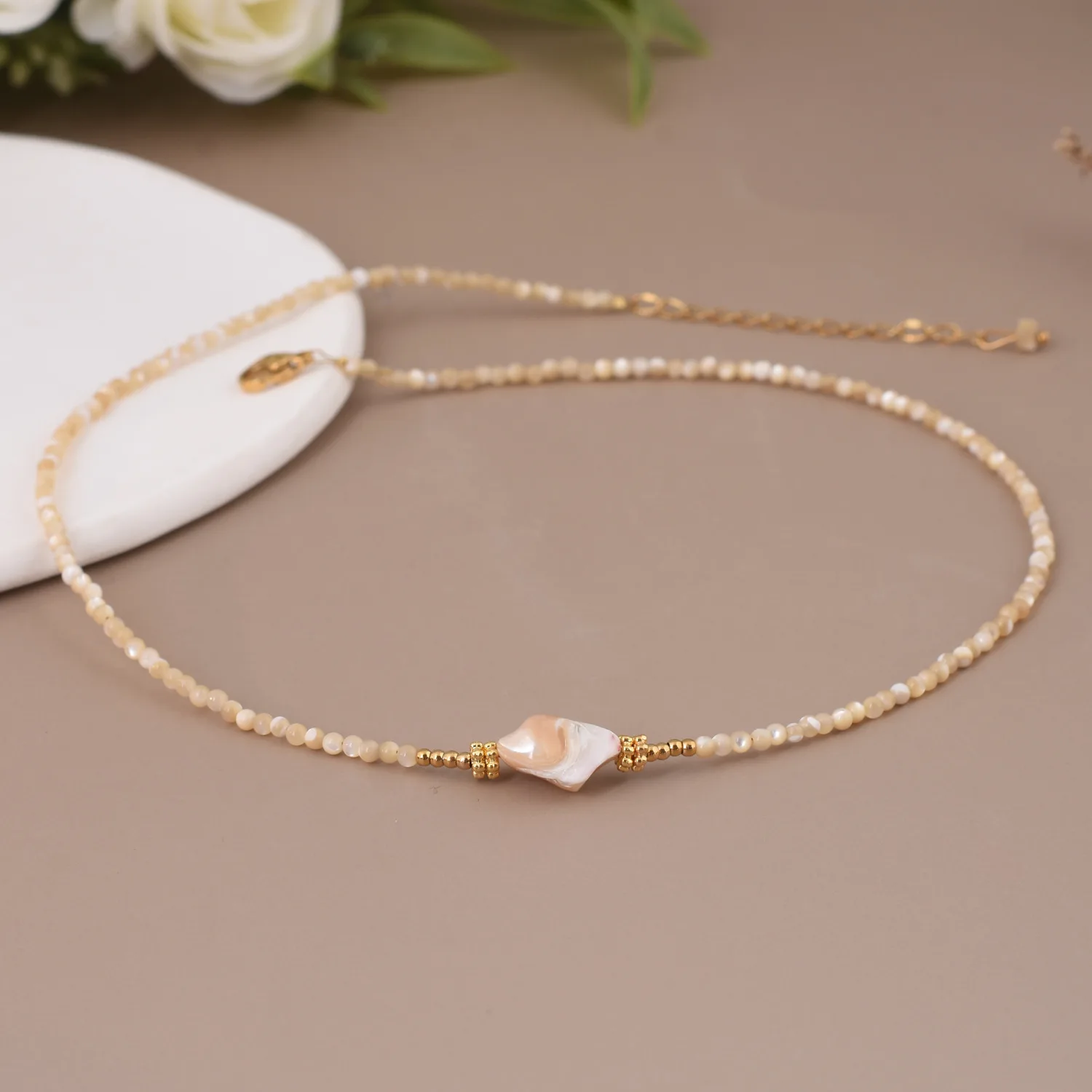 

Natural Shell Charm Yellow Agate Beaded Necklace for Women Fashion Small Natural Beads Sweater Chain Niche Design Choker