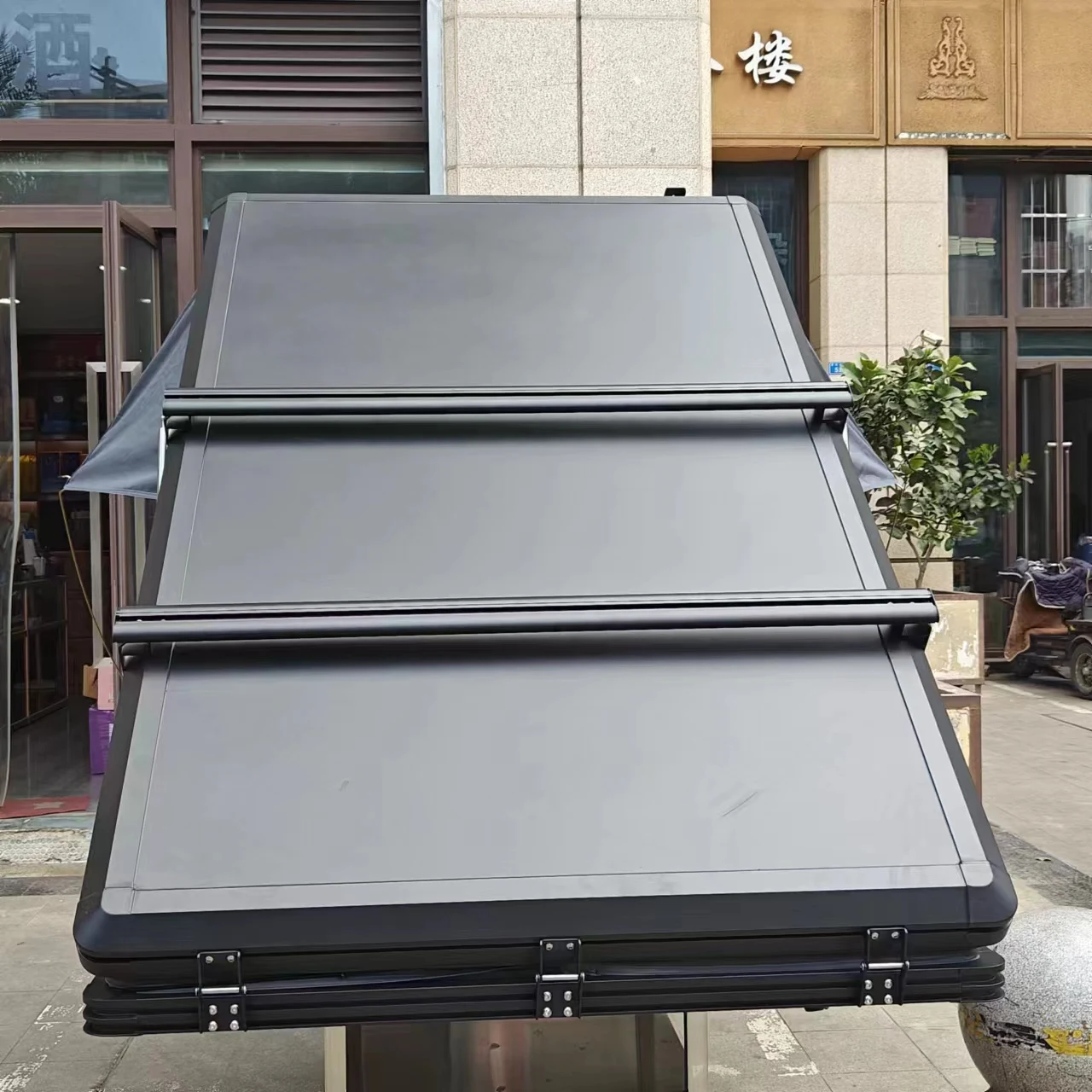 3-4 Person Triangle Camping Rooftop Tent Aluminum Top Roof Tent Clamshell Hard Shell Cheap Rooftop Tents for Sale