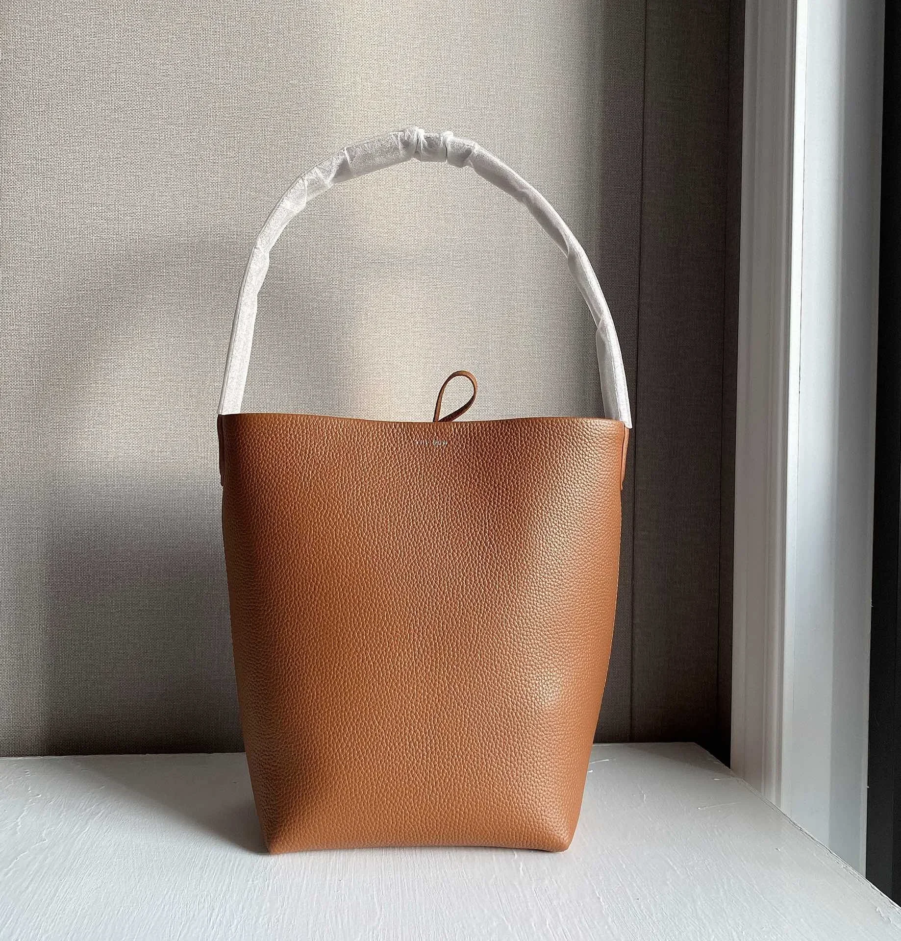 2022 New Arrival First Layer Cowhide Leather Shoulder Handbag Large Capacity Bucket Tote Bag Women