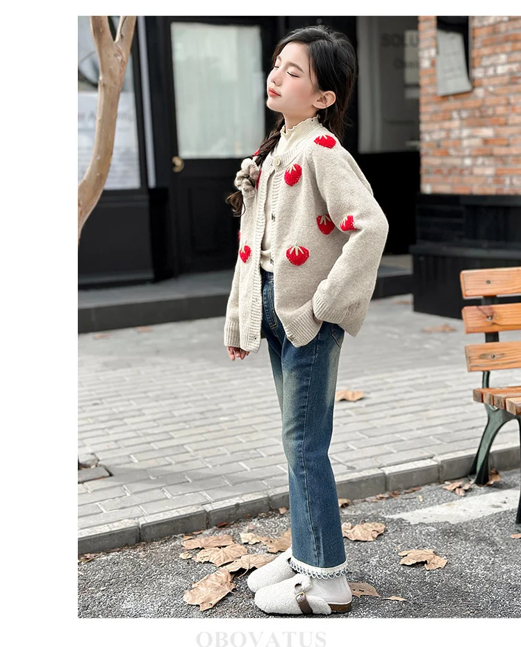 Hochwertige Kinder-Strickjacke in Khaki mit Erdbeer-Motiv für Mädchen, Lässiger Knopfpullover, Modische Strickoberteile für Teenager, Kinder-Streetwear – Detail 5