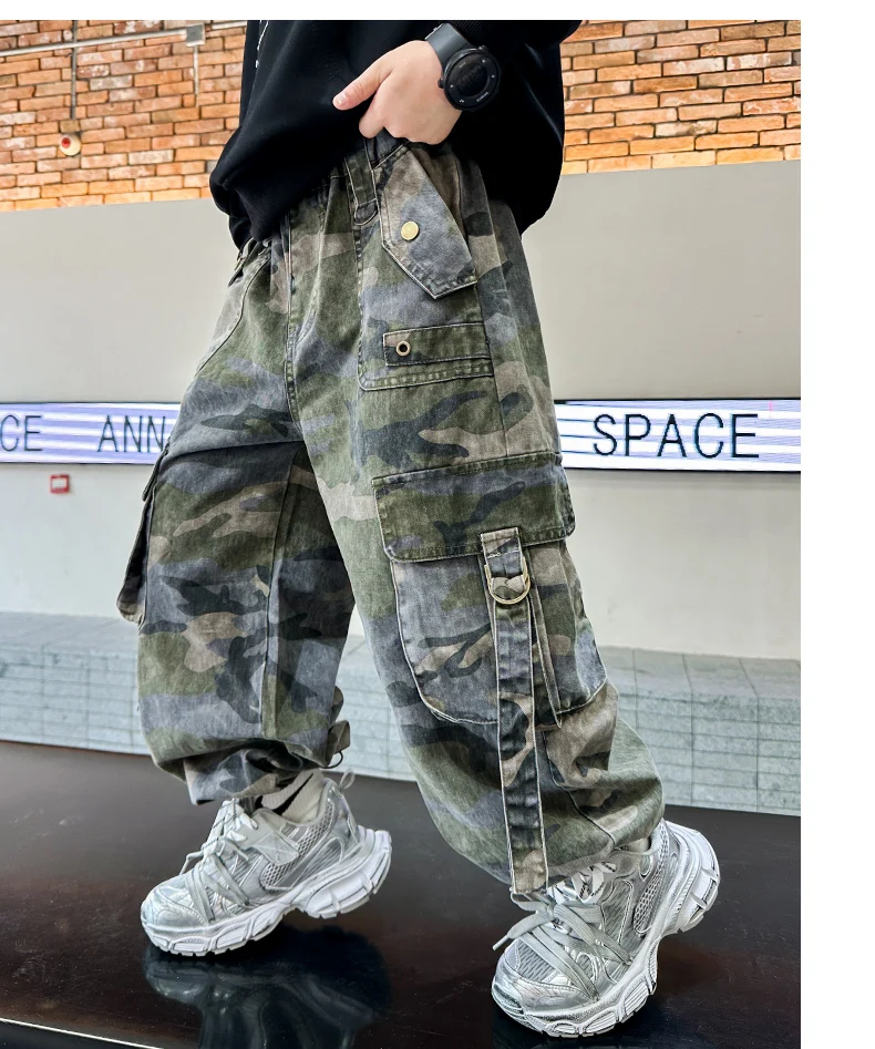 Neue stylische Herbst-Cargo-Hosen mit mehreren Taschen im Camouflage-Look für Teenager-Jungen, locker geschnittene, lässige Harajuku-Hip-Hop-Y2K-Hosen, Größe 5-14 Jahre. – Detail 4