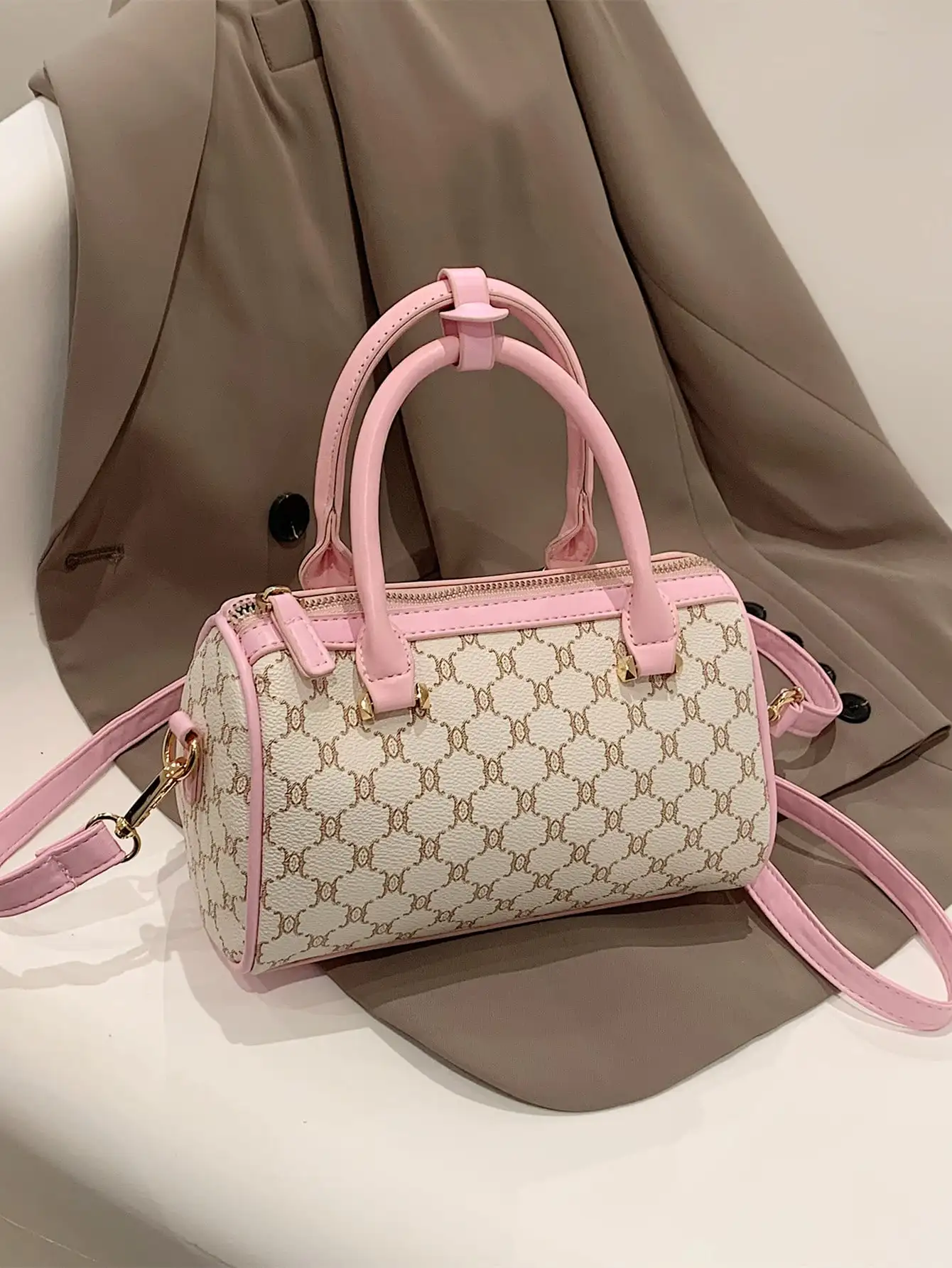 

Женская сумка-кроссбоди с ручкой и геометрическим узором, отделанная розовой отделкой