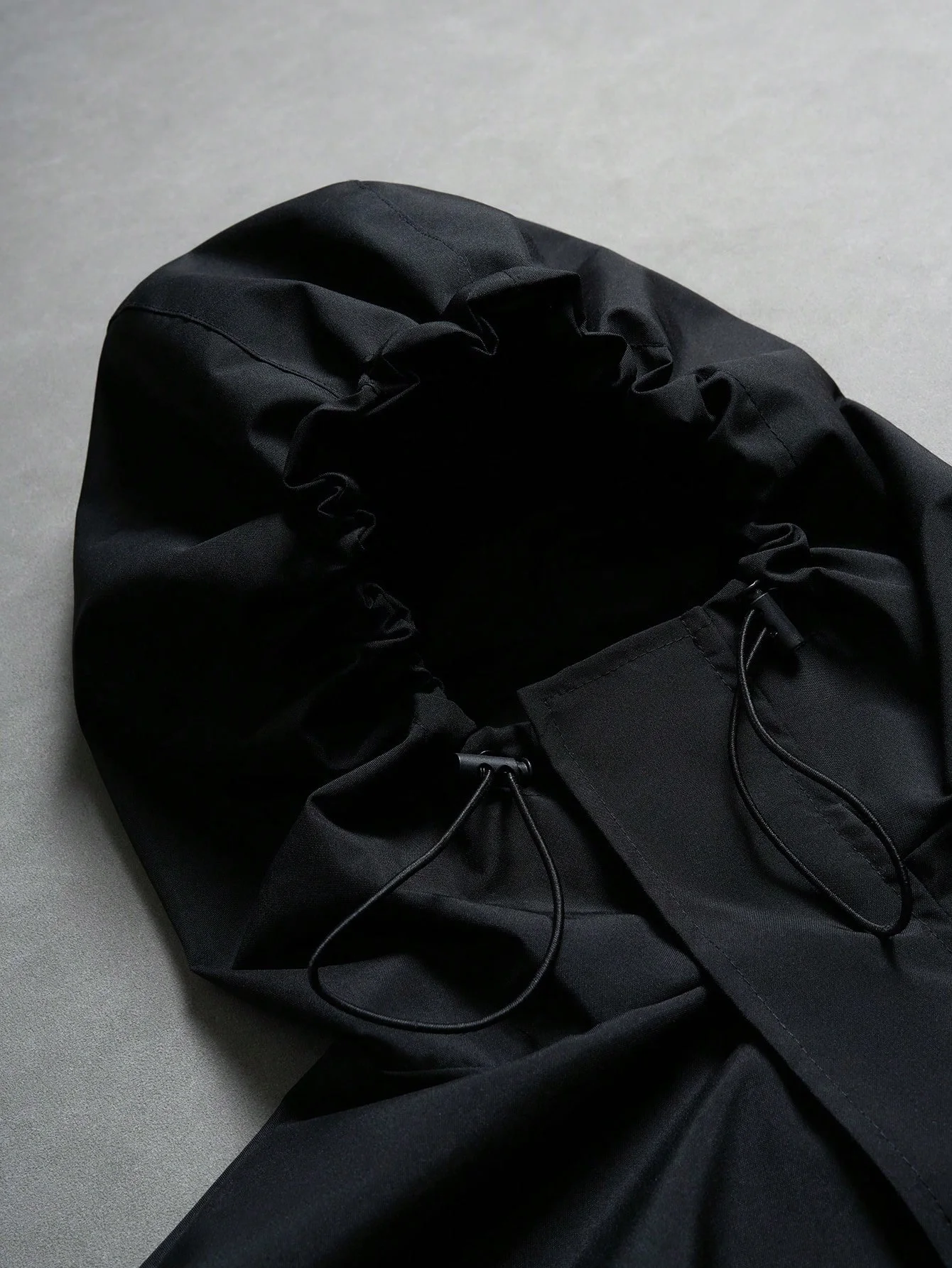Herren-Windjacke mit Kapuze und Farbblock-Design, aufgedrucktem Logo auf der Brust, verstellbarer Kapuzenkordel und Kordelzug am Saum, elastischen Ärmelbündchen, lockerer, kurzer Schnitt, strapazierfähiges Material, lässige Outdoor-Jacke für Herbst und Winter. – Detail 5