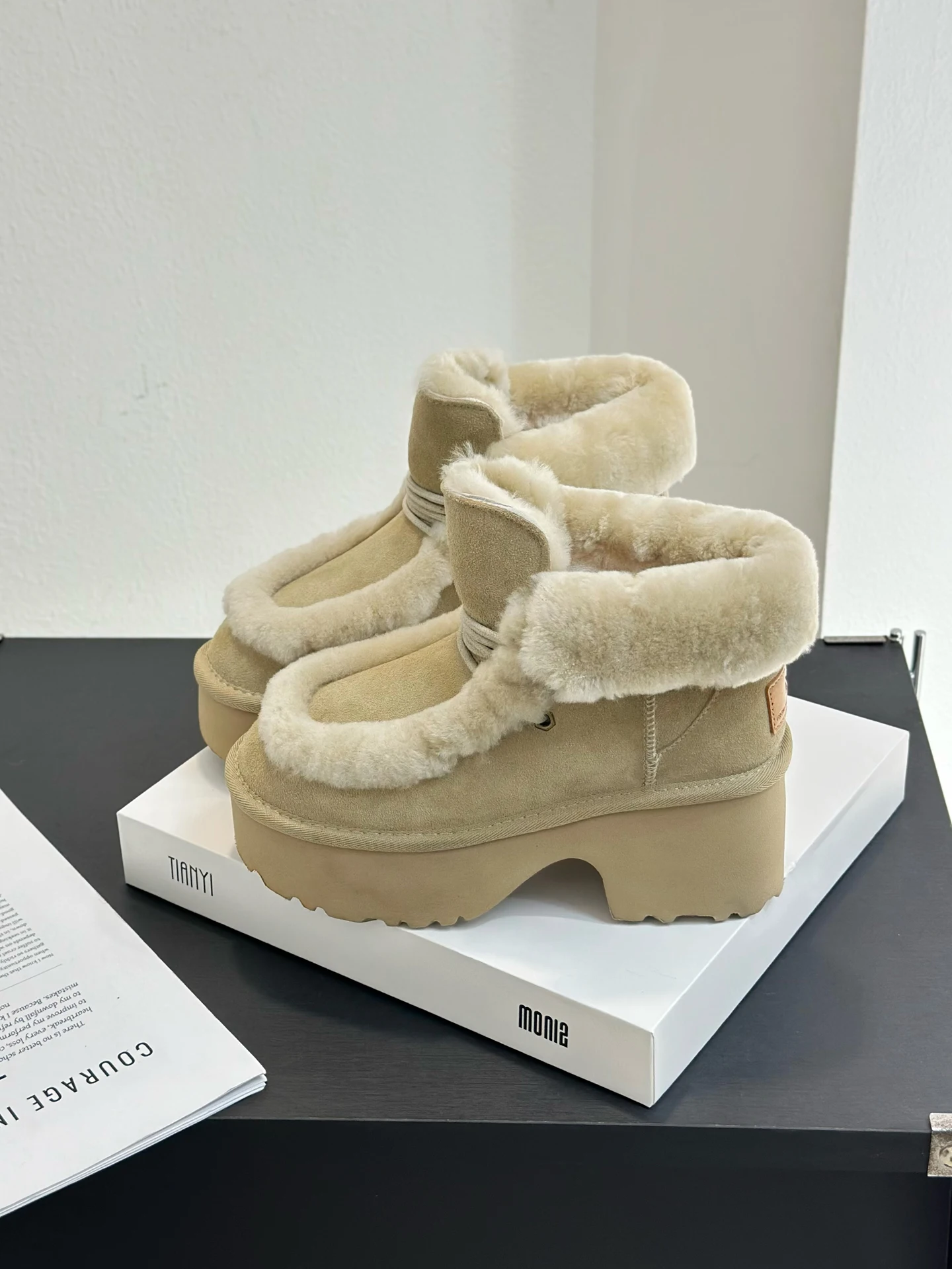 

Ladies' Winter Thickened Fur Lined Leather Snow Boots Fashionable Warm Short Cotton Shoes with Thick Sole Rubber Outsole