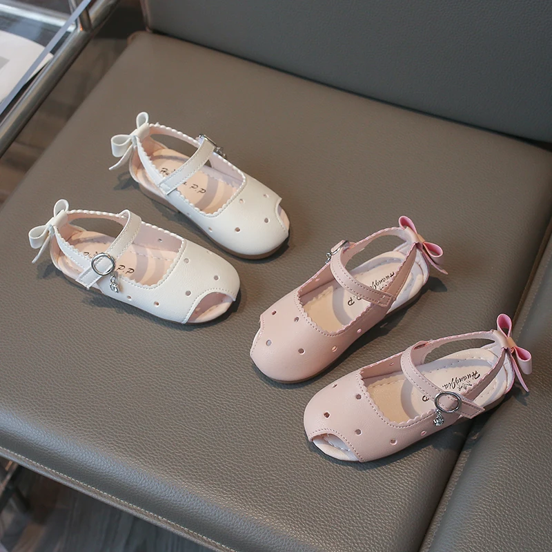 

Детские сандалии для девочек с ремешком на щиколотке и милым бантом, новинка 2026 года, летние детские пляжные туфли с закрытым носком, нескользящие, модные, для вечеринок и свадеб