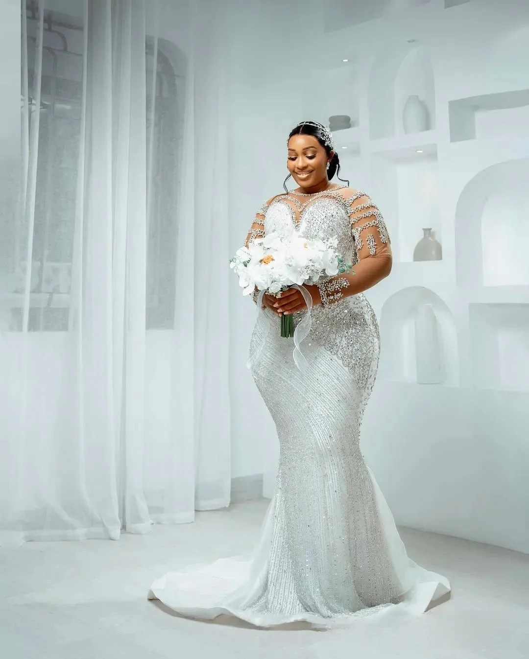 Suknie ślubne na zamówienie, białe, afrykańskie, dla panny młodej, krój syreny, odpinany przezroczysty dekolt, zdobione koralikami, koronkowe, warstwowy tiul.