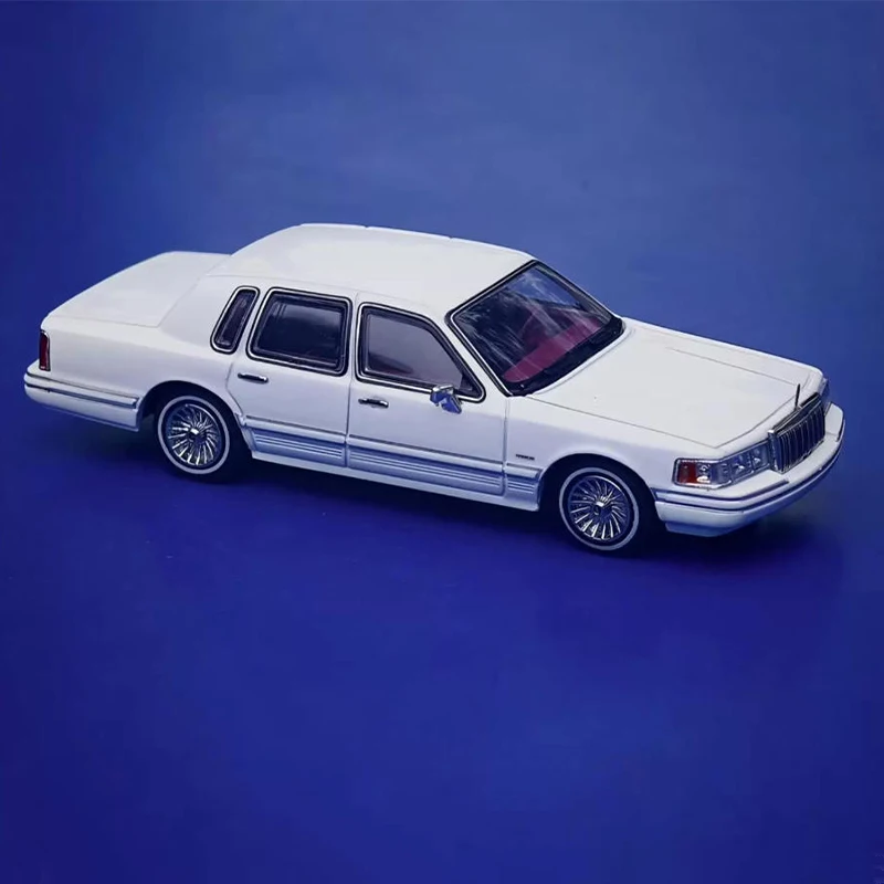 

1:64 Scale 1992 Town Car Simulation Alloy Car Model Static Display Collectible Toy Gift Souvenir Decoration