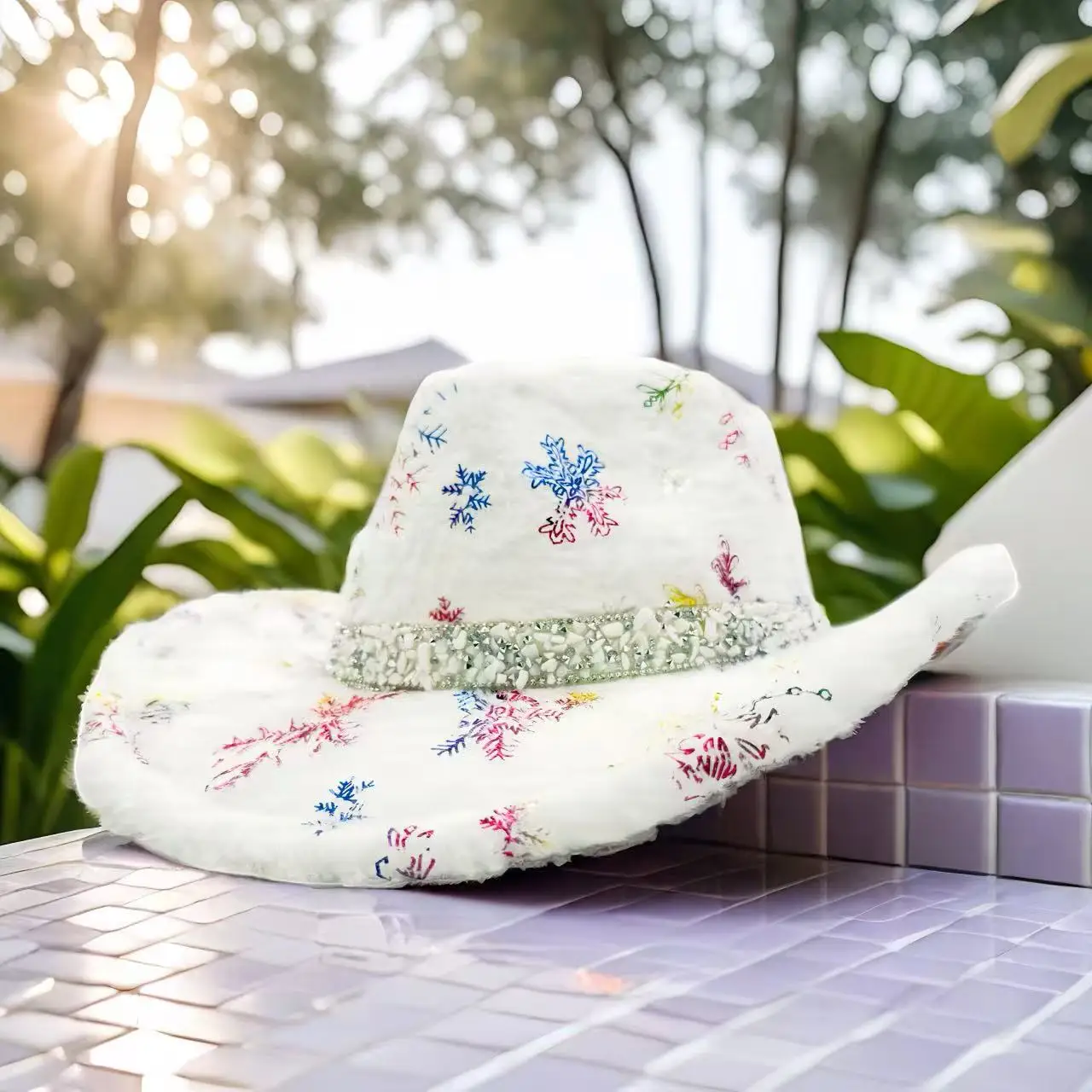 หมวกคาวบอยปักเลื่อมสีขาว HongLuan พร้อมหมวกคาวบอยขนปุยประดับคริสตัลสำหรับผู้หญิง อุปกรณ์เสริมคอสเพลย์คาวบอยหญิง และหมวกคาวเกิร์ล