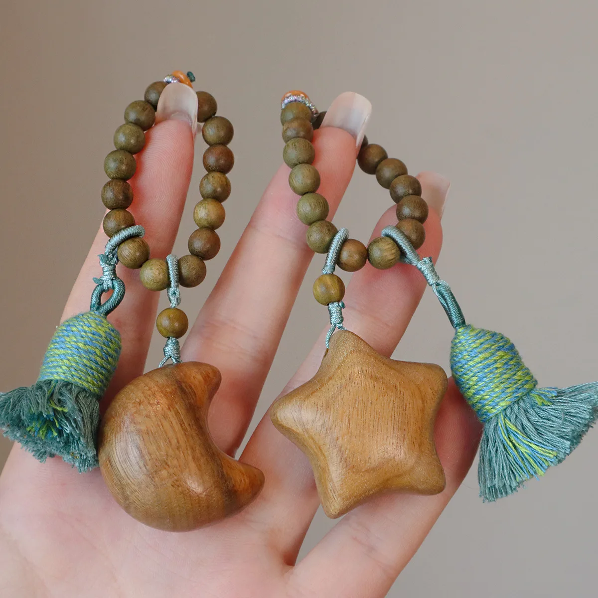 

Ruifan Sandalwood Star Moon Keychain Vintage Green Sandalwood with Tassel Pendant for Bag Women Female Gift Accessories YKC010