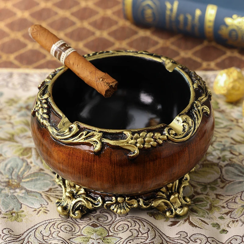 European retro antique copper resin ashtray with cover to prevent fly ash high-end luxury creative personality cigar ashtray.