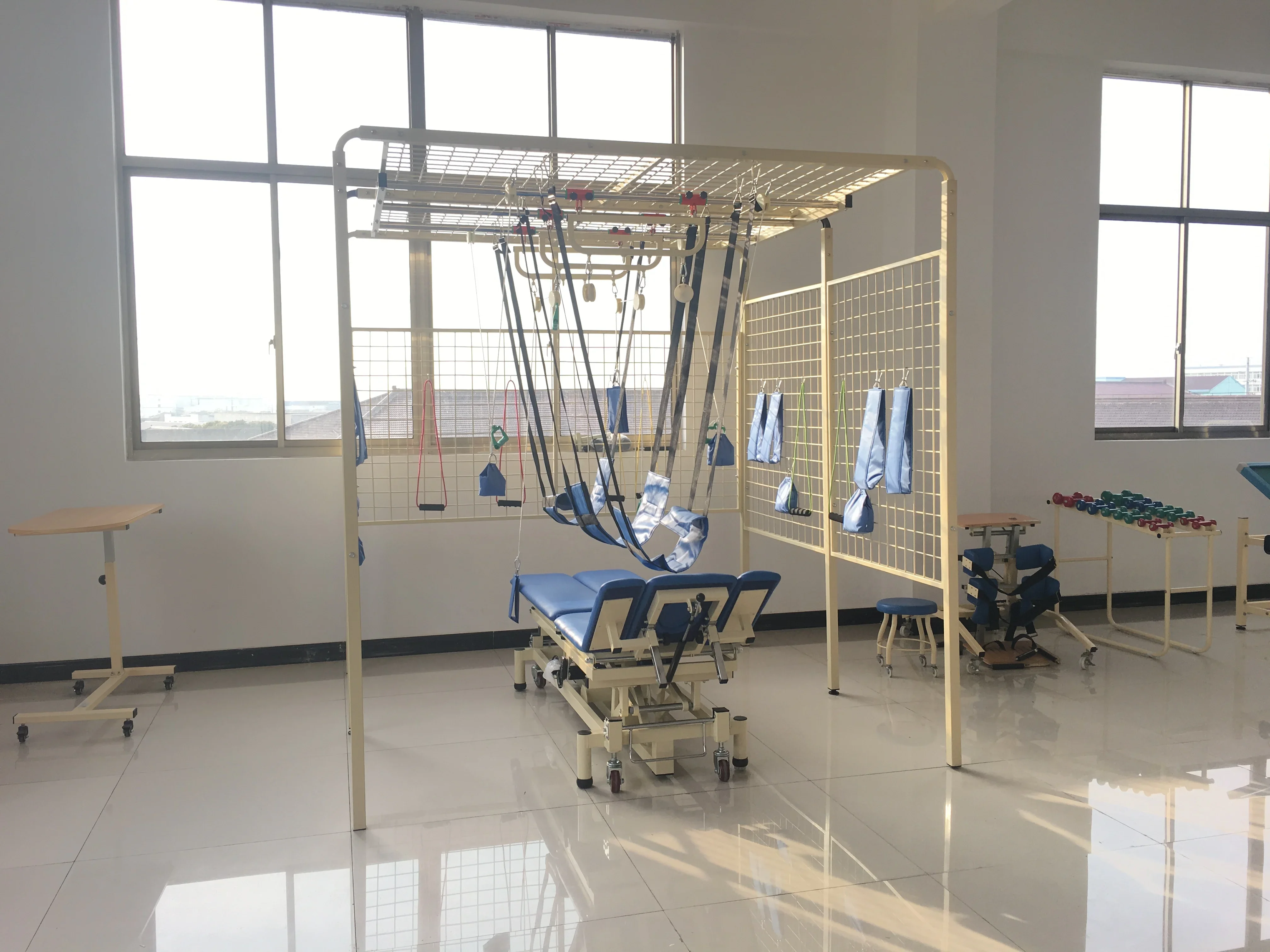 Suspension frame of physiotherapy equipment and electrotherapy table