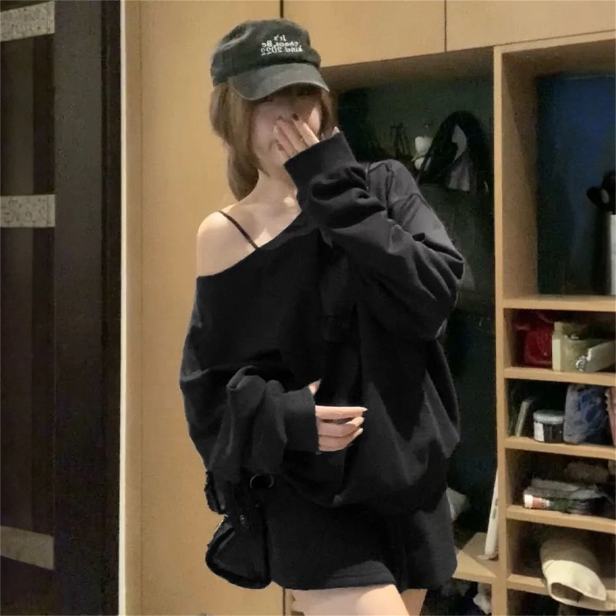 カジュアル オフショルダー スウェットシャツ レディース バイブス チャーム 春 秋 ルーズ スリミング レイジー ワンショルダー トップス デイリー フルスリーブ ラウンド