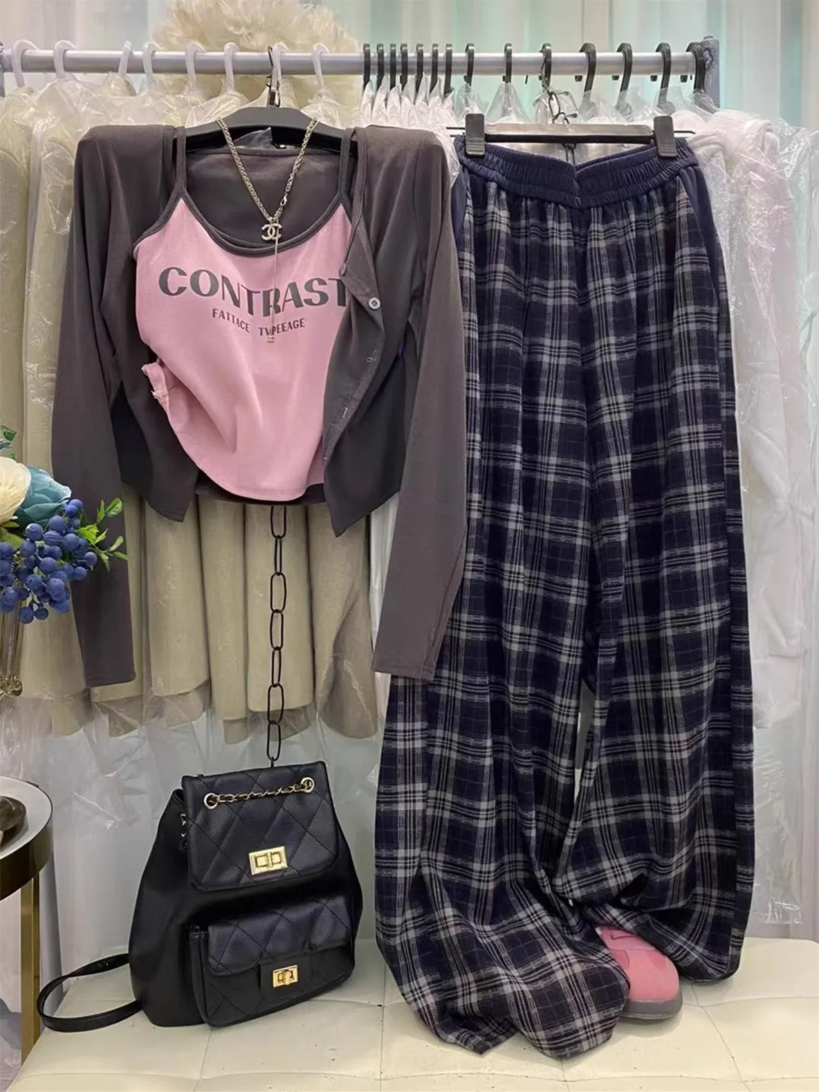 

Модный корейский женский комплект: укороченный топ с длинными рукавами и принтом, а также брюки с высокой талией и широкими штанинами. Осенняя повседневная одежда.