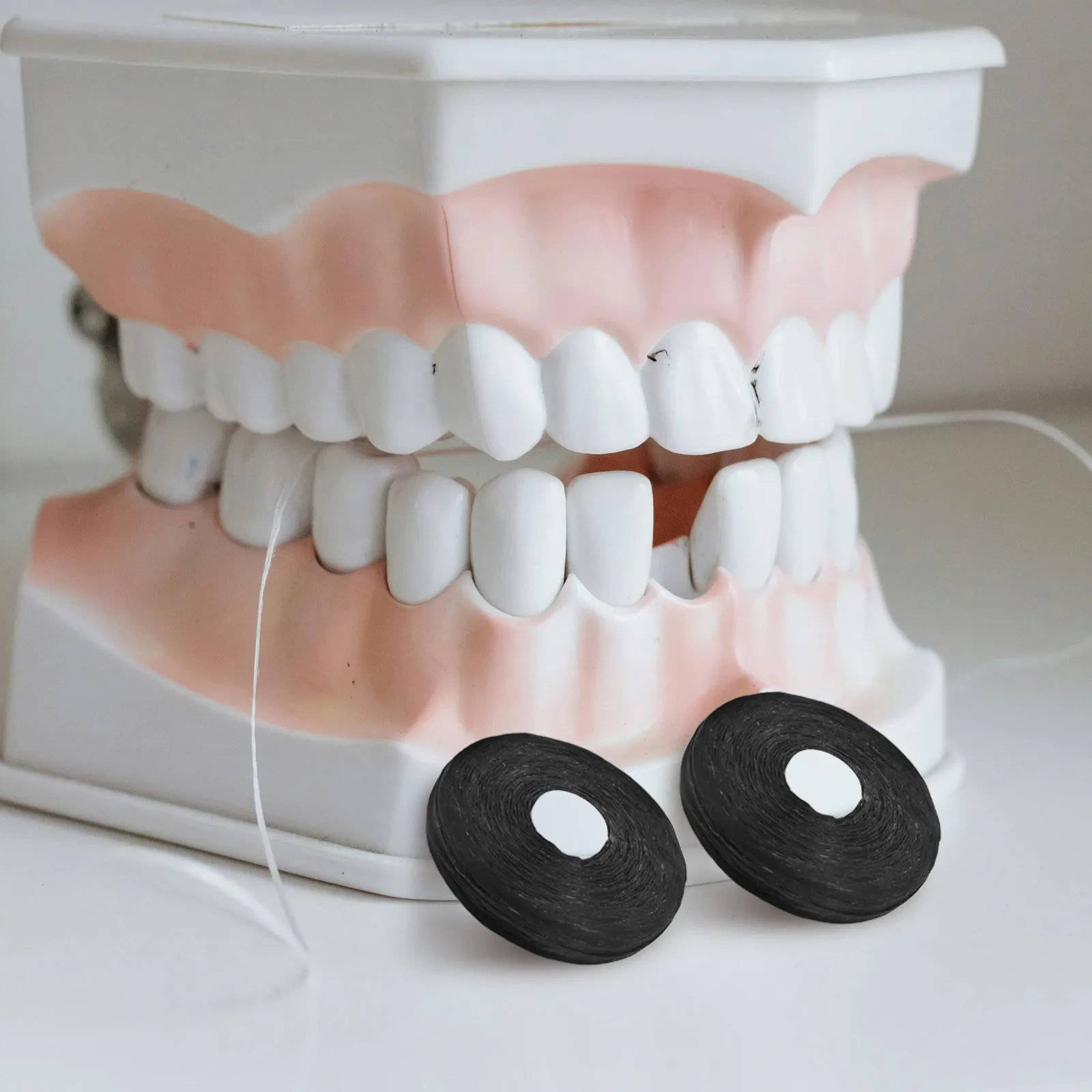 Bobina di filo interdentale per carbone ad alte prestazioni da 8 pezzi Filo interdentale nero con stuzzicadenti in filo metallico per una pulizia abbastanza