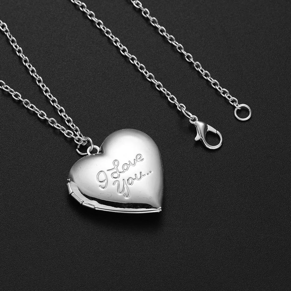 

Photo Frame Necklace Carve Alloy Pendant Heart Shape Creative Lightweight Jewelry Gift Necklace for Valentines Day Attractive