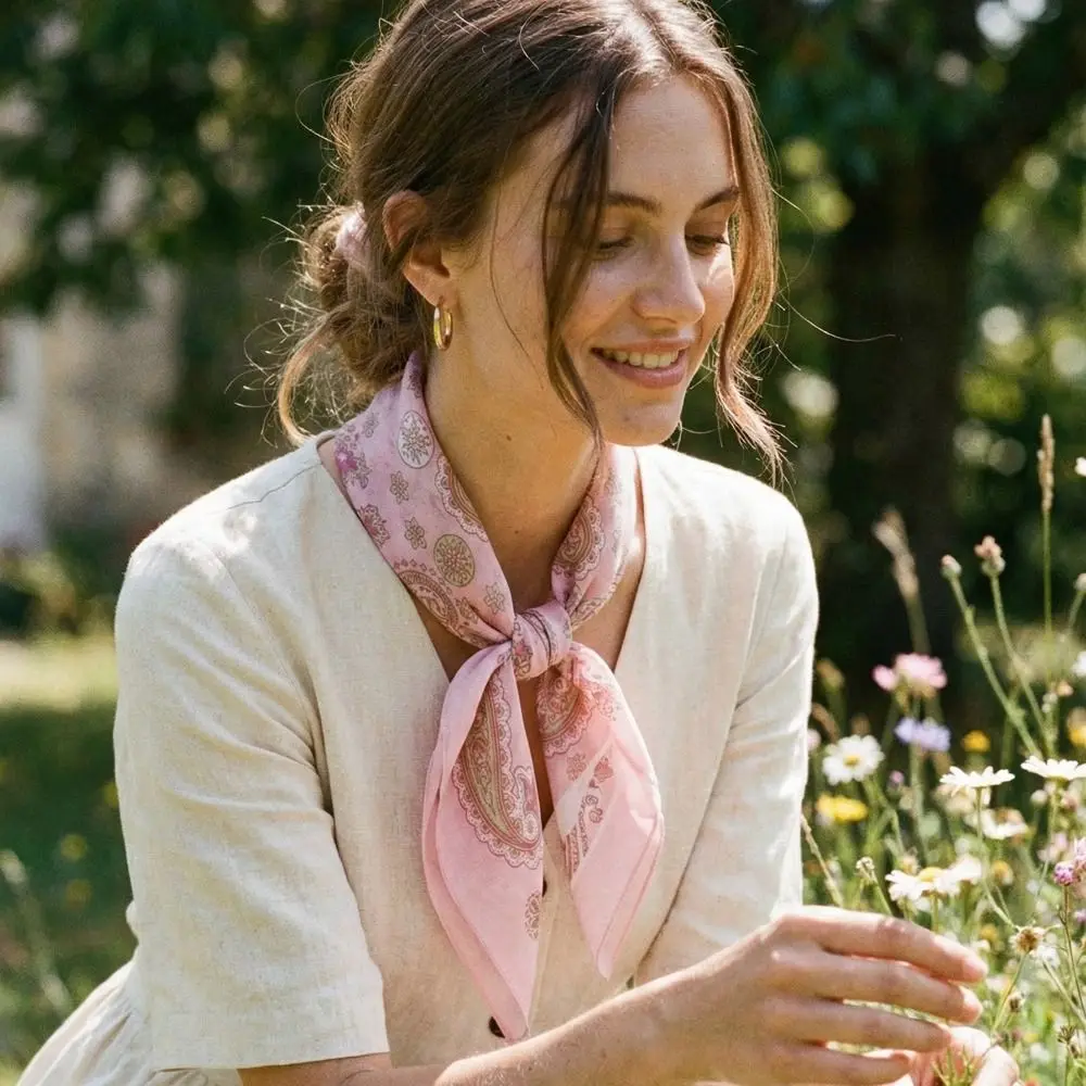 

Универсальный шелковый платок с цветочным принтом в корейском стиле, маленький квадратный платок, повязка для волос, повязка на голову, квадратный платок-косынка для улицы