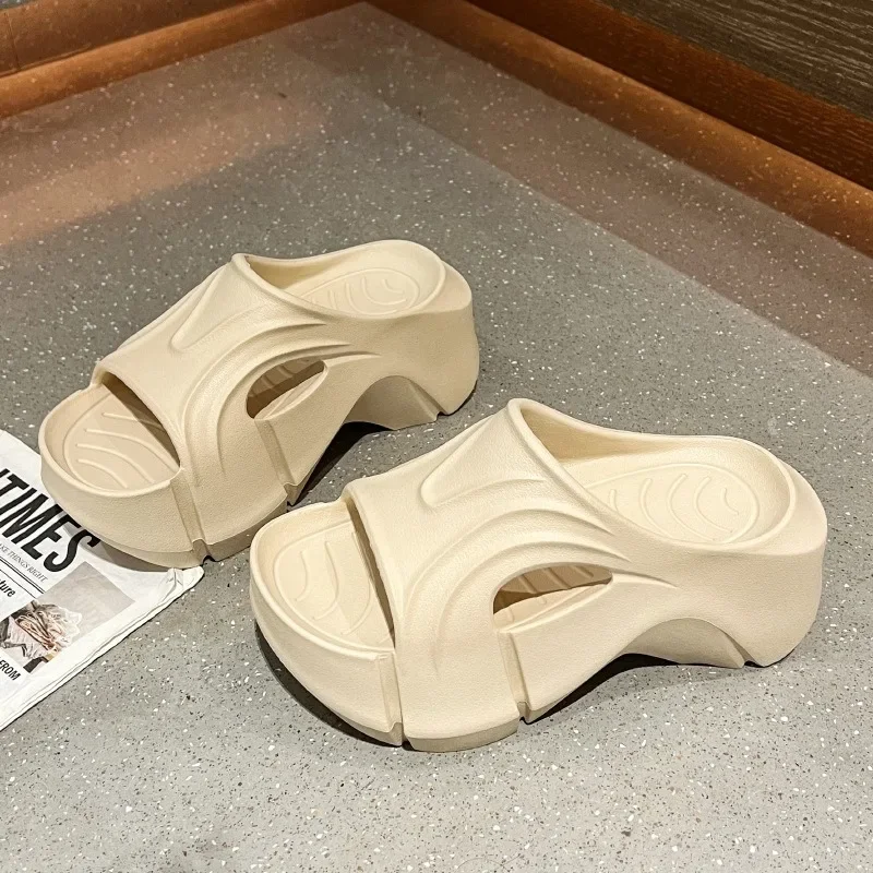 Sommer neue Außenhandels-Hauskleidung 7 cm dicke Sohlen-Hausschuhe einfarbige Ein-Wort-Sandalen mit hohen Absätzen