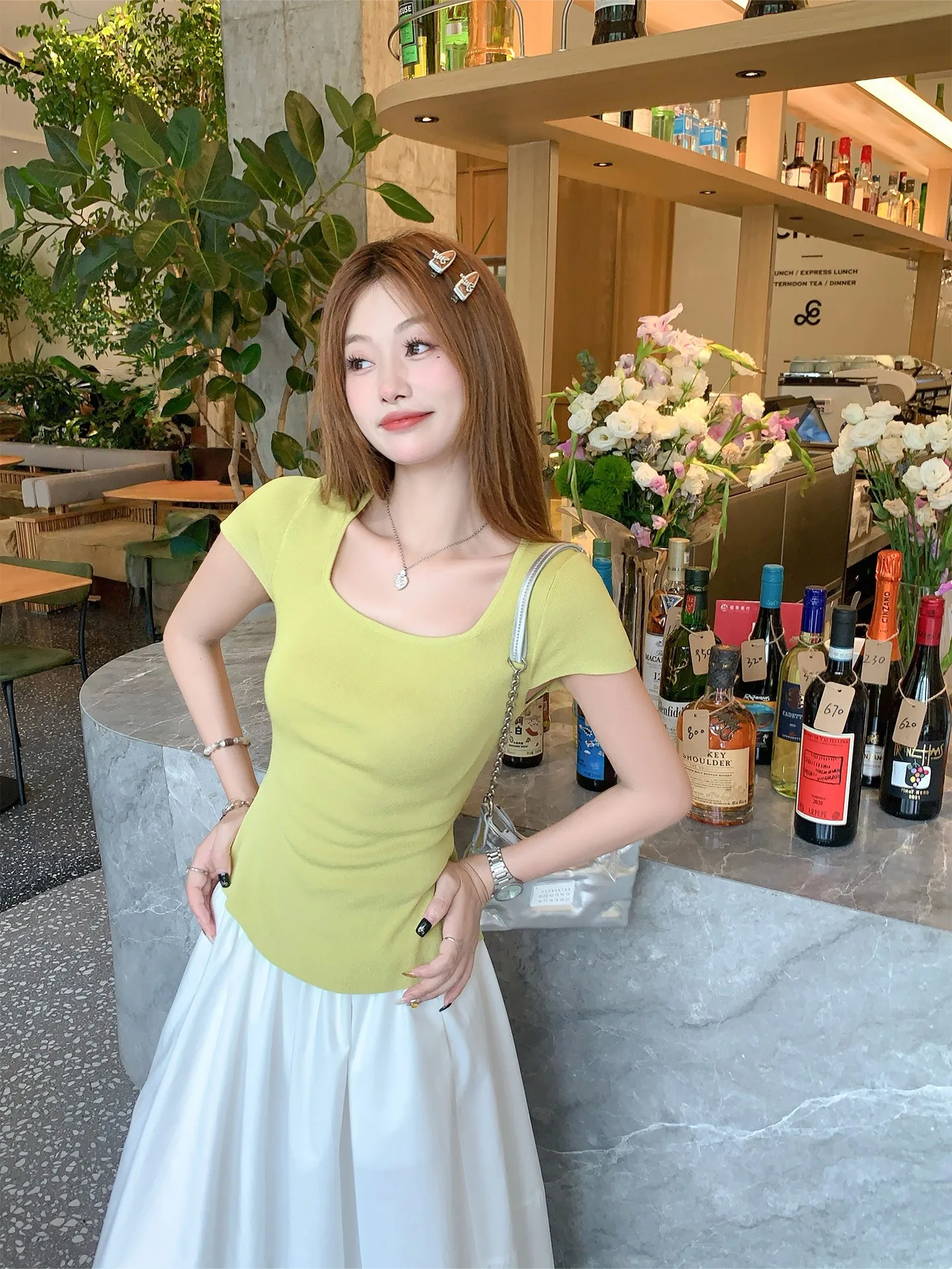 

Zeng Xiao Salt een Square Collar ort Sve Slim Fit T-irt Women Summer Faionable Body a Waist-Cinching Top