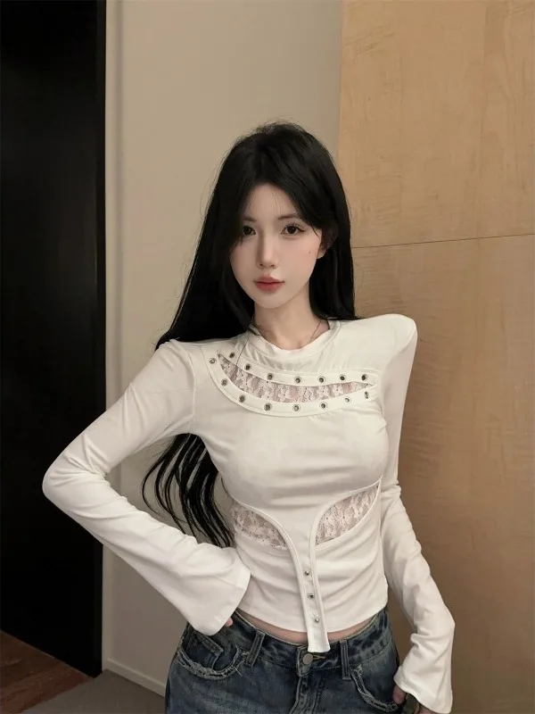 

Усиленная футболка с длинным рукавом, декорированная заклепками и кружевными вставками, приталенная, базовая, для молодых женщин 18-24 лет