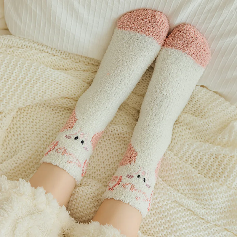 Chaussettes épaisses en velours pour femmes, chaussettes en peluche, tube moyen, chaussettes en cachemire, chaussettes de sommeil pour fille mignonne, sol de la maison, automne, hiver, 1 paire