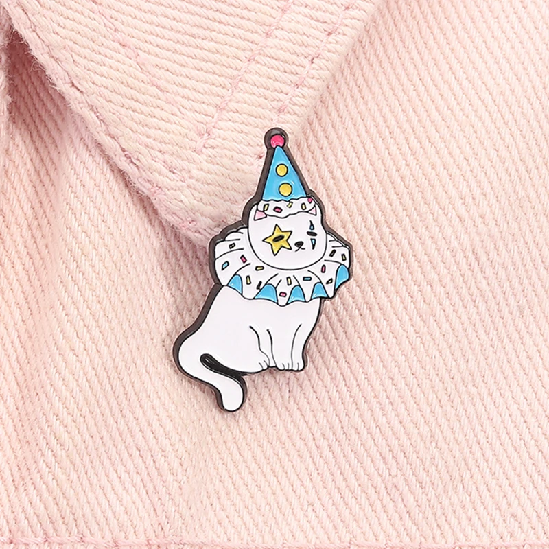 Niedliche Clown-Katze, Emaille-Anstecknadel, Cartoon, lustiges Kätzchen mit Clown-Hut, Zirkus-Tier-Brosche, Anstecknadel, Schmuck, Geschenk für Katzenliebhaber, Freunde