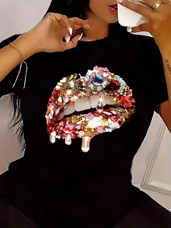 Dripping Lips Print T Shirt Women Faux Rhinestone Jewel Texture Graphic Printed Tees Y2k Glam Aesthetic Short Sleeve Casual Black Tops Clothing