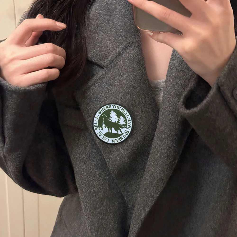 Twilight Wolf Howling Silhouette Bella Where Have You Been Emaille-Pin Klassisches Filmzitat Anstecknadel Fandom-Fan-Geschenk – Detail 5