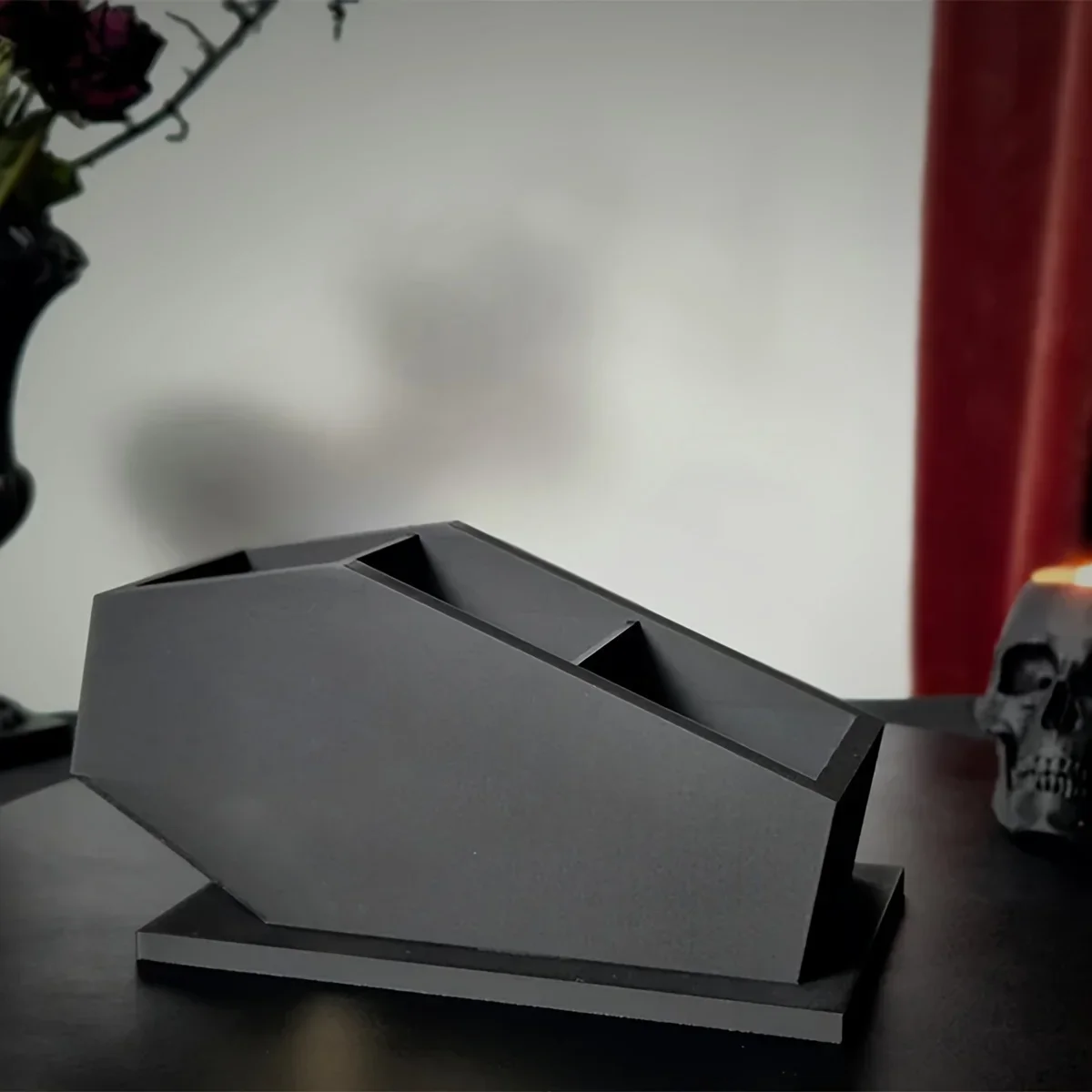 Gotische cosmetica-opbergkast • Donker en elegant ontwerp, mysterieuze en praktische schoonheidsopslagruimte”