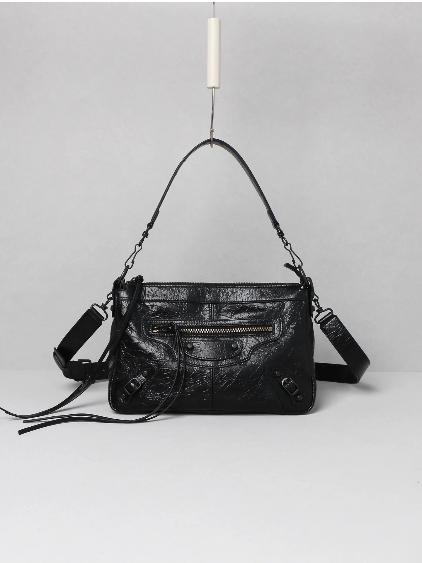 

Кожаная женская сумка, новинка 2025, осень-зима, верхний слой из воловьей кожи, мотоциклетная сумка, большая вместительная сумка на одно плечо, модная нижняя...