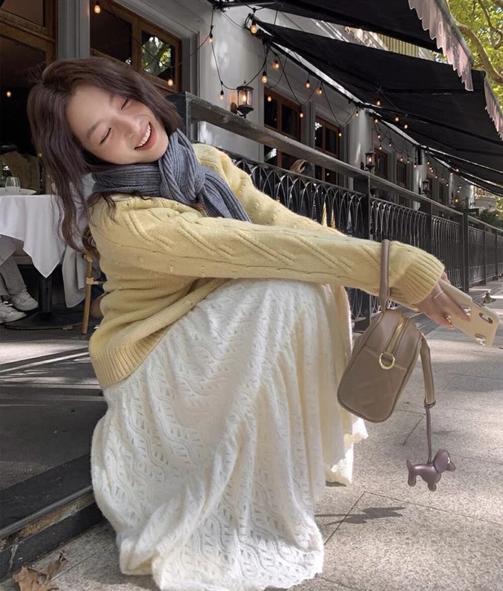 تنورة ماكسي نسائية جديدة من الدانتيل الأبيض لعام 2025 للخريف والشتاء ذات طبقات عالية الخصر على شكل حرف a تنورة طويلة أنيقة على الطراز الفرنسي جزء غير رسمي