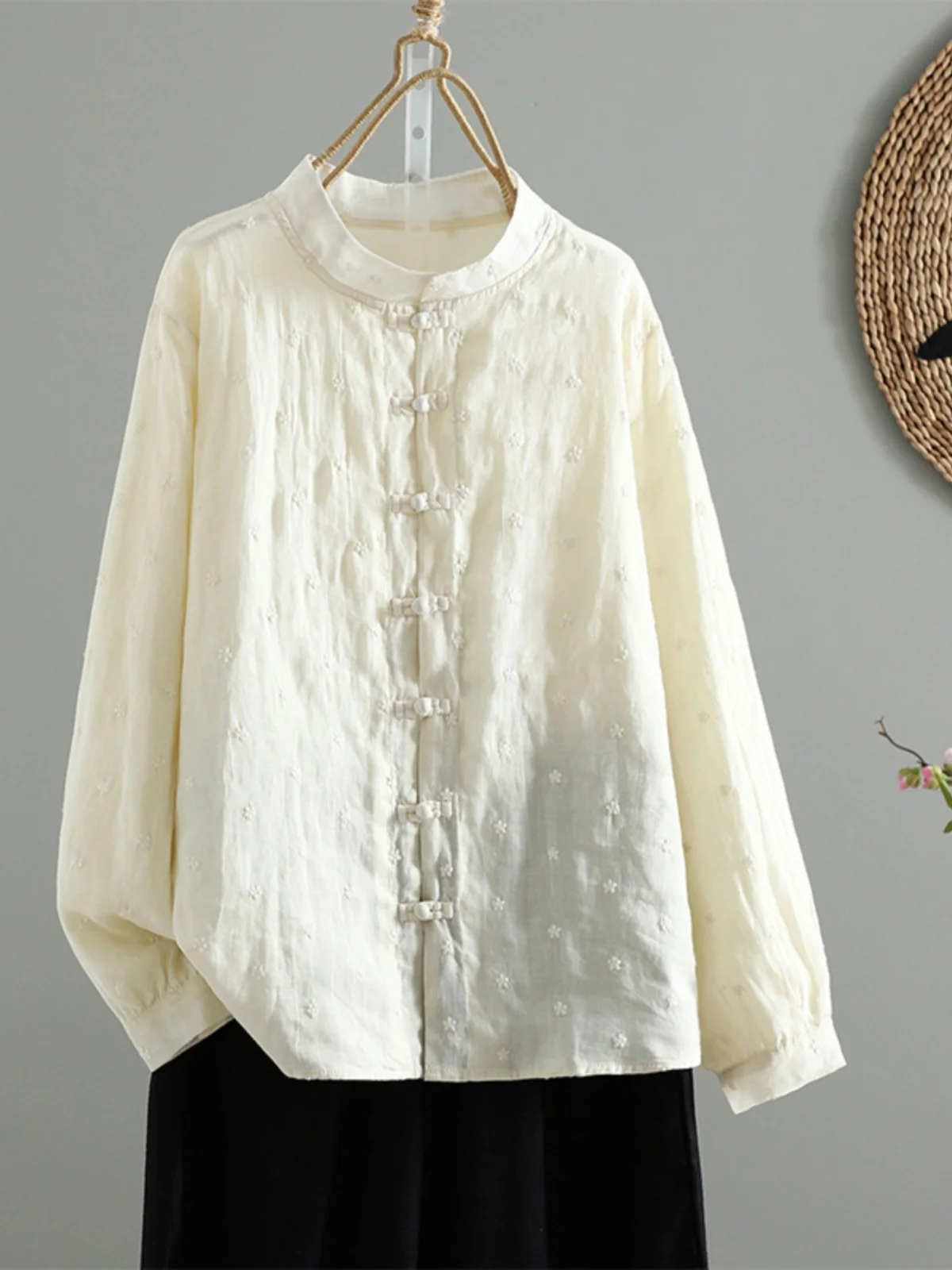 

Дышащая вышитая льняная легкая рубашка большого размера для женщин, с воротником-стойкой на пуговицах, с длинным рукавом, повседневная, универсальная, открытая, в стиле кардигана