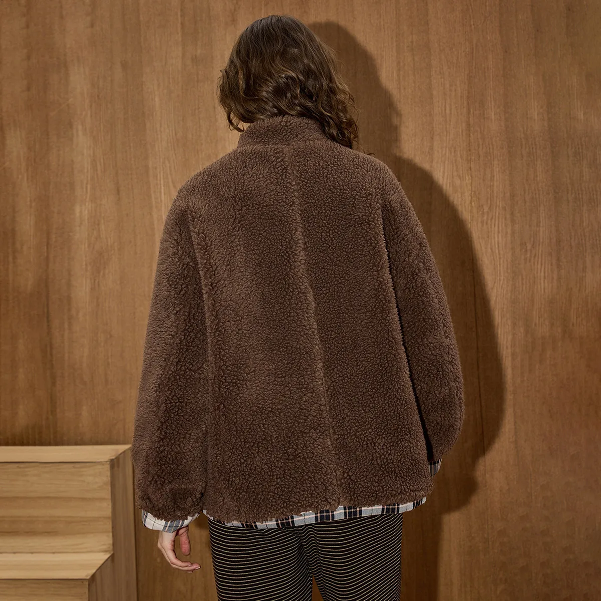 معطف شتوي نسائي لعام 2025 90% من الأسفل معطف منتفخ بأزرار ملونة وبطانة منقوشة سترة مصممة كبيرة الحجم ملابس خارجية فاخرة