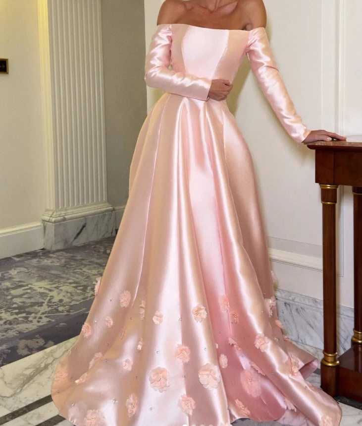 فستان سهرة من الساتان أحمر الخدود بدون حمالات وأكمام طويلة مع فساتين حفلات مصنوعة يدويًا من الزهور لخريف وشتاء